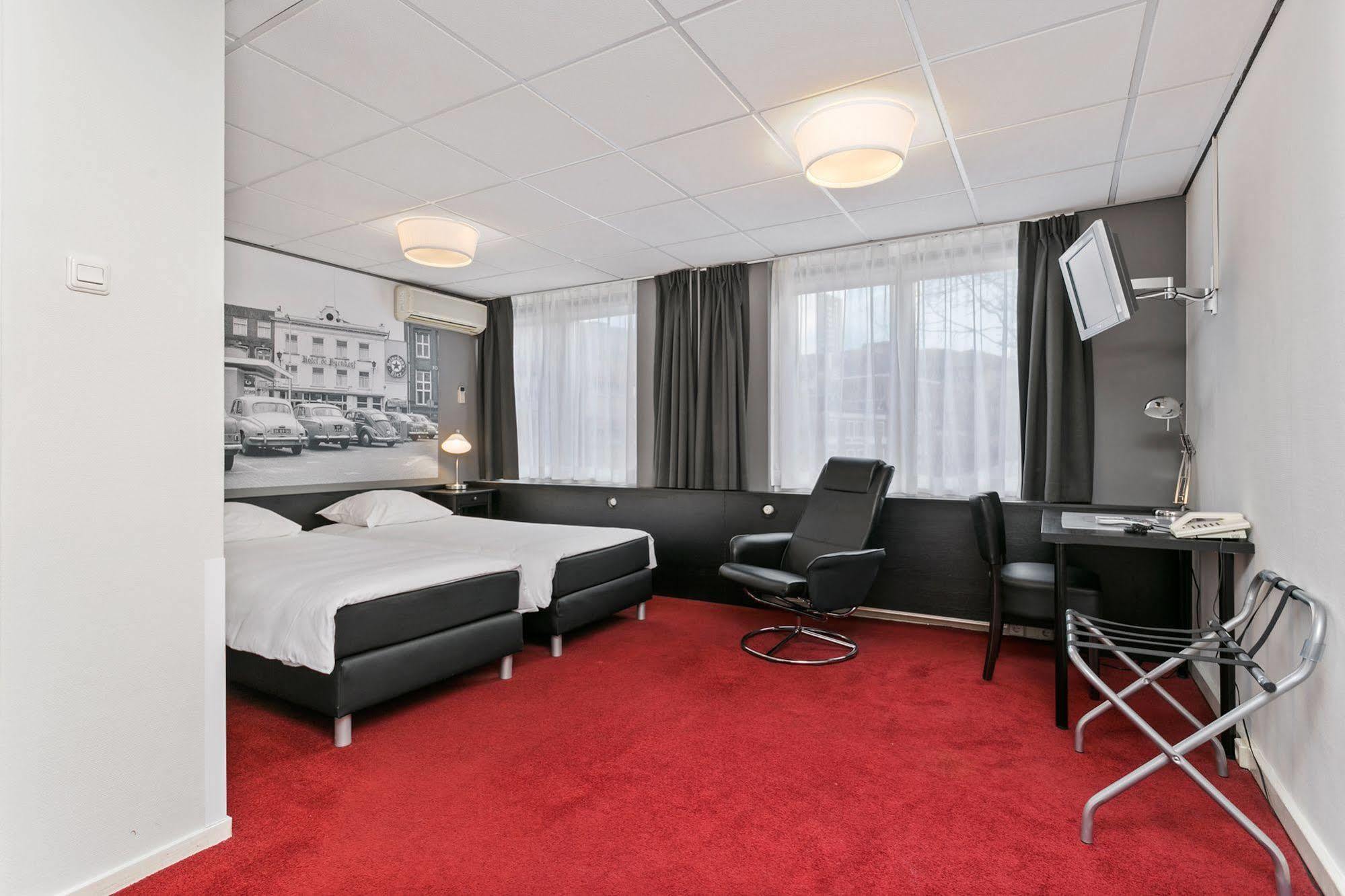 Tweepersoonskamer met 2 Aparte Bedden met Douche of Ligbad.